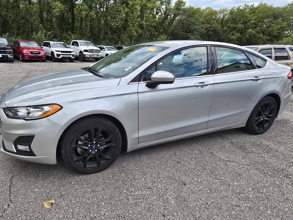 Used 2019 Ford Fusion SE w/ Equipment Group 151A FWD image 2
