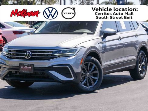 Used 2023 Volkswagen Tiguan SE w/ Panoramic Sunroof Package FWD image 1