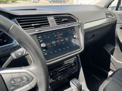 Used 2024 Volkswagen Tiguan SE w/ Panoramic Sunroof Package FWD image 24