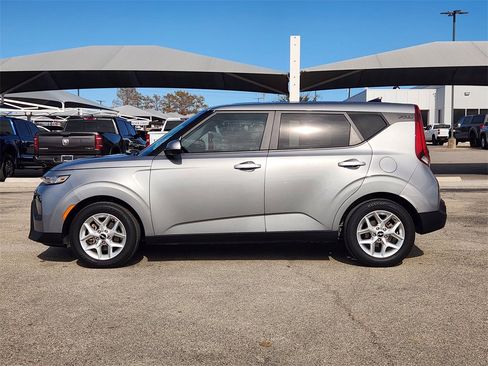 Used 2022 Kia Soul LX w/ Technology Package image 4