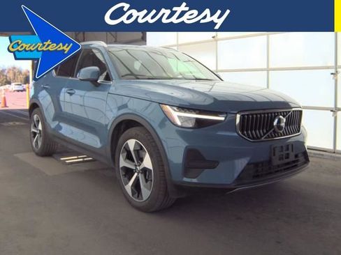 Used 2025 Volvo XC40 B5 Core AWD/4WD image 1