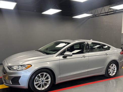 Used 2020 Ford Fusion SE image 2