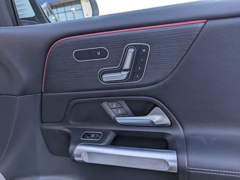 Used 2023 Mercedes-Benz GLB 250 4MATIC image 31