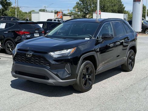 Used 2025 Toyota RAV4 LE AWD/4WD image 5