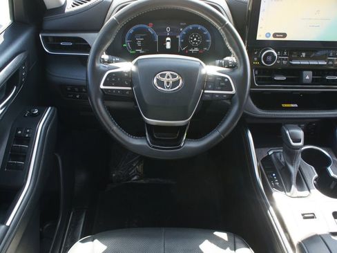 Used 2023 Toyota Highlander Limited image 5