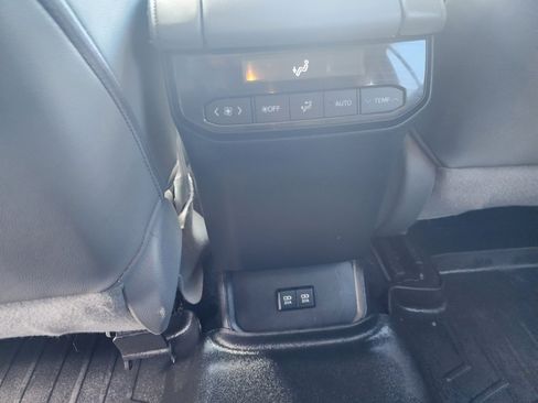 Used 2020 Toyota Highlander XLE image 14