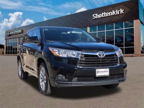 Used 2016 Toyota Highlander LE image 3