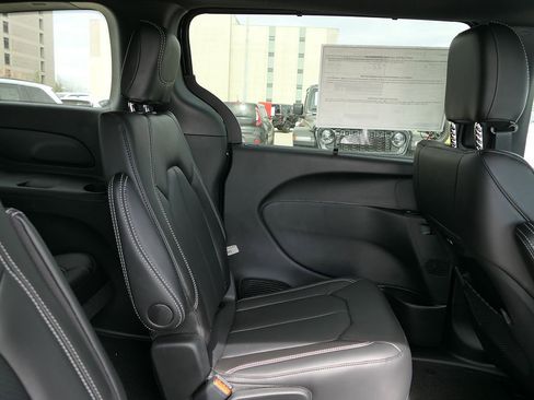 New 2026 Chrysler Pacifica Select FWD image 19