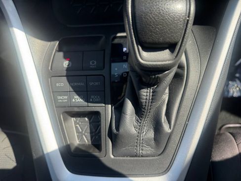 Used 2021 Toyota RAV4 XLE AWD/4WD image 18
