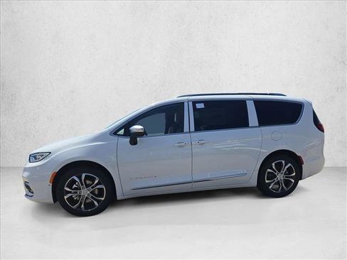 New 2026 Chrysler Pacifica Pinnacle image 5