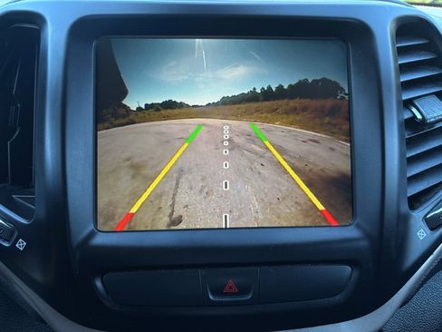 Used 2017 Jeep Cherokee Latitude AWD/4WD image 18