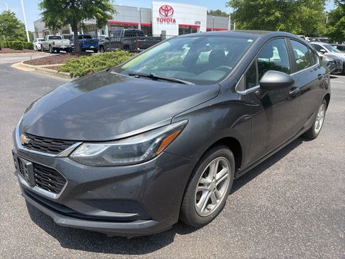 Used 2017 Chevrolet Cruze LT w/ Convenience Package FWD image 2