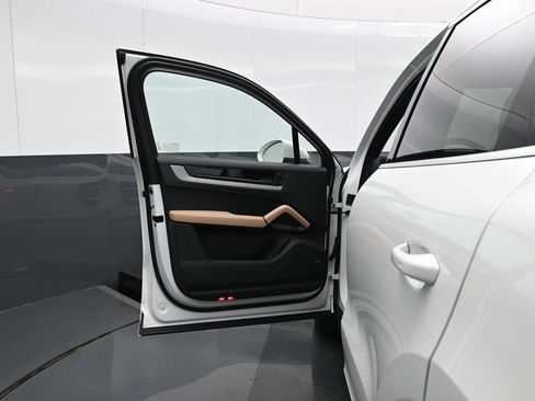 New 2025 Porsche Cayenne image 8