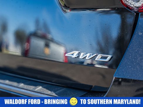 Used 2022 Ford Explorer XLT w/ Equipment Group 202A image 7