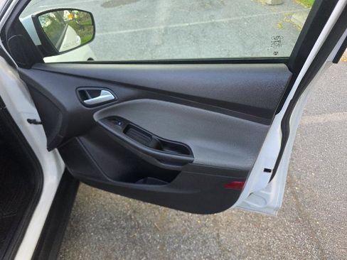 Used 2014 Ford Focus SE w/ SE Winter Package image 19