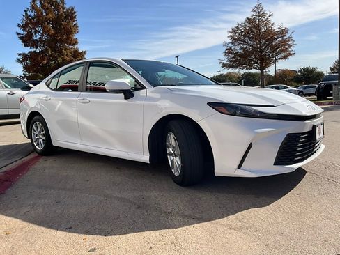 Used 2025 Toyota Camry LE image 5