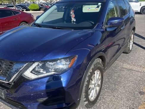 Used 2020 Nissan Rogue SV image 2