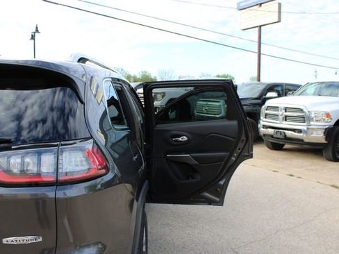 Used 2019 Jeep Cherokee Latitude Plus w/ Comfort/Convenience Group FWD image 46