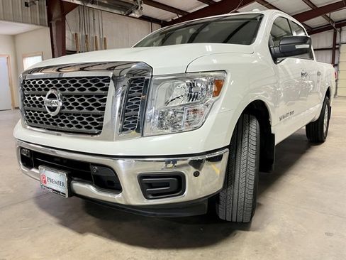Used 2018 Nissan Titan SV w/ SV Convenience Package image 5