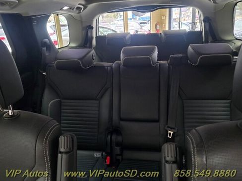 Used 2017 Land Rover Discovery First Edition image 24