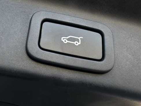 Used 2018 Jaguar F-PACE Prestige image 36