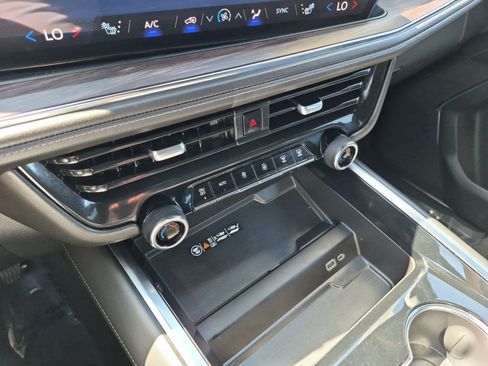Used 2025 Chevrolet Tahoe Z71 AWD/4WD image 25