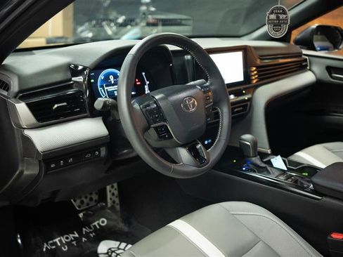 Used 2025 Toyota Camry SE image 9