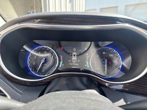 Used 2023 Chrysler Pacifica Limited w/ Uconnect Theater Family Group FWD image 10