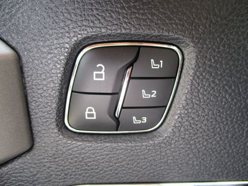 Used 2022 Ford F250 Lariat w/ Lariat Ultimate Package AWD/4WD image 40