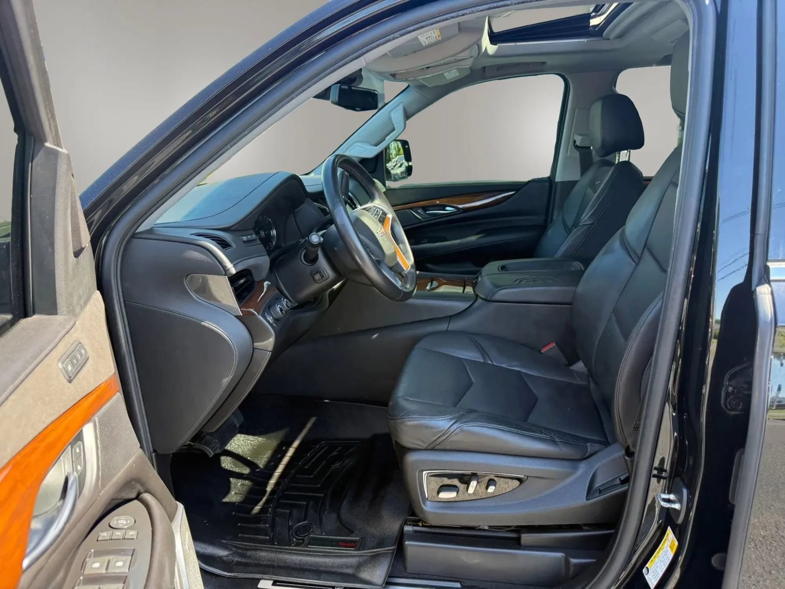 Used 2018 Cadillac Escalade Luxury AWD/4WD image 13