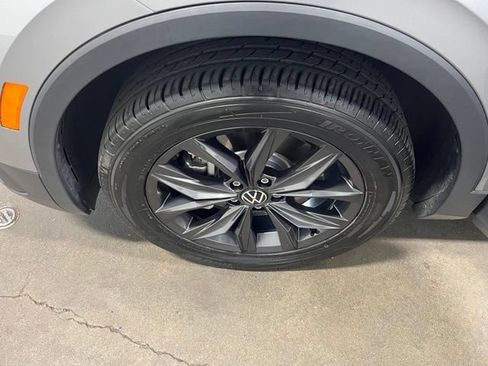 Used 2024 Volkswagen Tiguan SE FWD image 32
