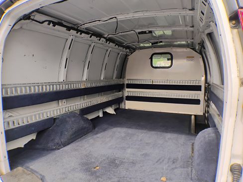 Used 2019 Chevrolet Express 2500 image 30