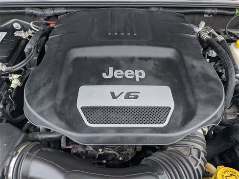 Used 2018 Jeep Wrangler Unlimited Sahara w/ Connectivity Group image 28