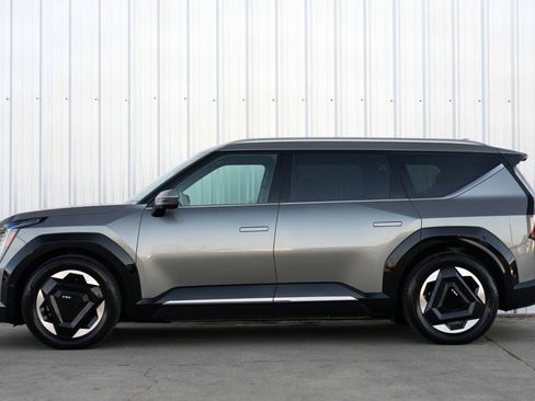 Used 2024 Kia EV9 Land image 9