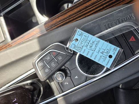Used 2022 Cadillac Escalade Premium Luxury image 19