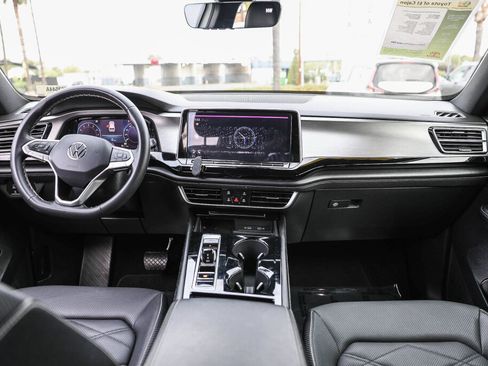 Used 2024 Volkswagen Atlas Cross Sport SE FWD image 2