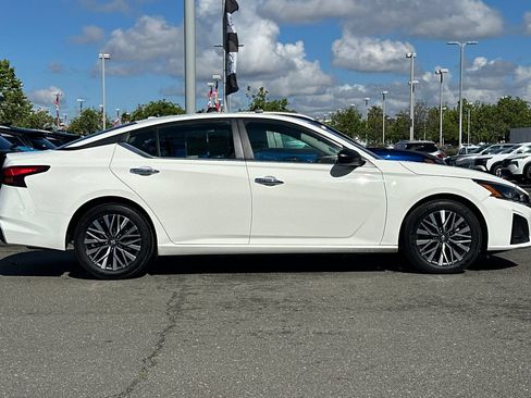 Certified 2025 Nissan Altima 2.5 SV FWD image 3