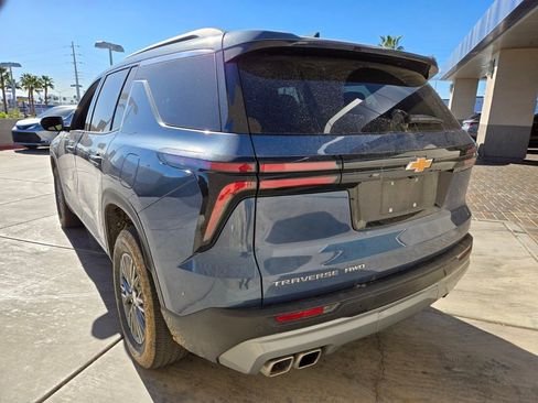 Used 2025 Chevrolet Traverse LT image 3