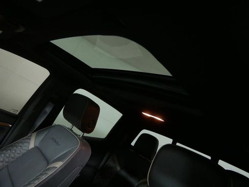 Used 2023 GMC Canyon Denali image 15