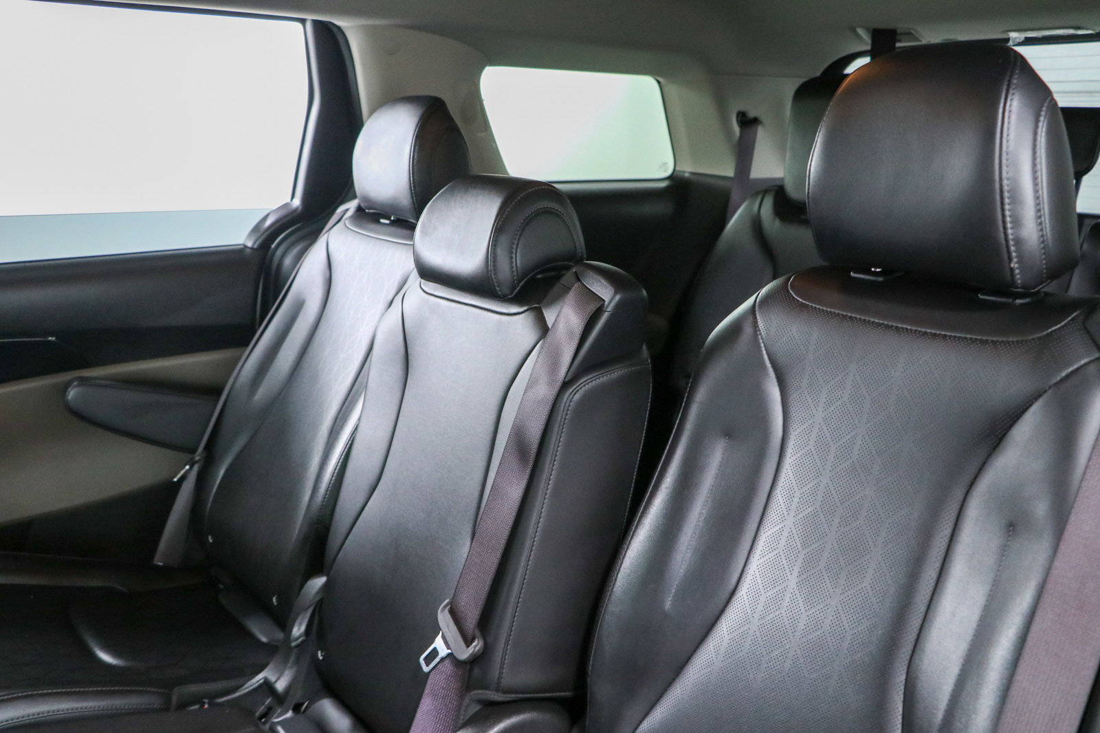 Used 2025 Kia Carnival FWD image 24