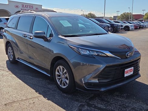 Used 2025 Toyota Sienna LE image 5