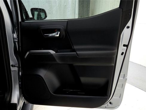 Used 2022 Toyota Tacoma TRD Sport image 18