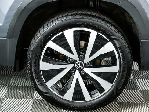 Certified 2024 Volkswagen Taos SE FWD image 38