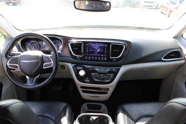 Used 2018 Chrysler Pacifica Touring-L w/ Tire & Wheel Group FWD image 44