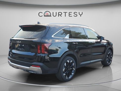 Certified 2025 Kia Sorento EX w/ Panoramic Sunroof Package FWD image 3