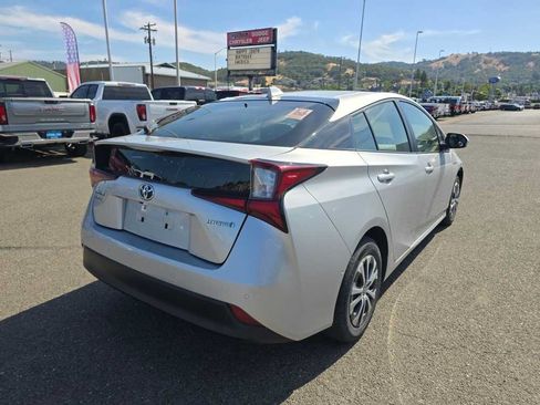 Used 2020 Toyota Prius LE AWD/4WD image 3