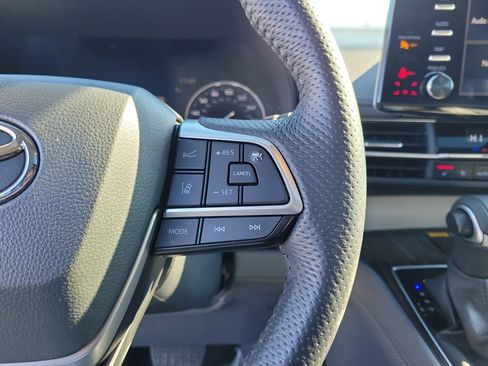 Used 2024 Toyota Sienna Limited image 23