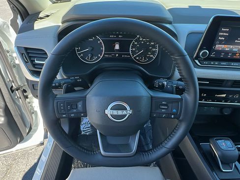 Used 2025 Nissan Rogue SV w/ SV Premium Package AWD/4WD image 18