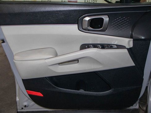 Used 2024 Kia Sorento EX w/ Panoramic Sunroof Package FWD image 11