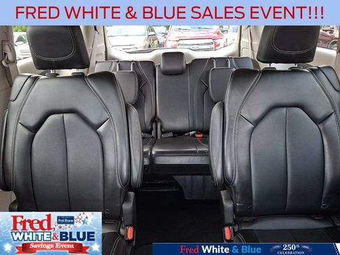 Used 2024 Chrysler Pacifica Touring-L FWD image 19